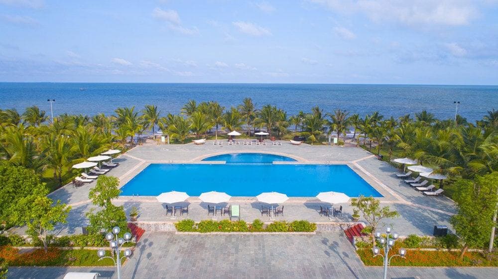 Dọc bãi biển Hải Tiến có nhiều khu resort cao cấp (Nguồn: Hai Tien Resort)